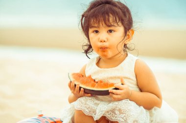 Çok güzel çocuk karpuz tropikal kum plaj yaz aylarında yemek..