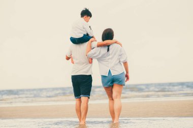 Baba, anne ve oğlu, mutlu aile tatil tropikal bir kum Plajı üzerinde yaz aylarında gider.