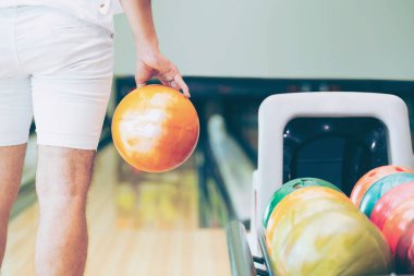 Genç adam bowling spor kulübünde oynarken.