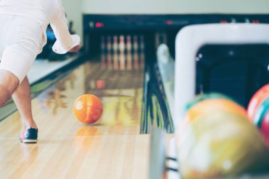 Genç adam bowling spor kulübünde oynarken.