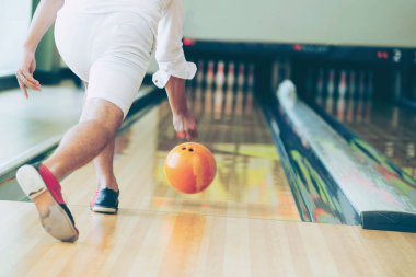 Genç adam bowling spor kulübünde oynarken.