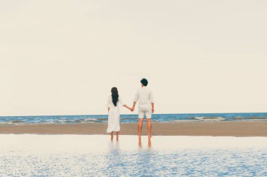 Mutlu çift balayı gidiş tropikal kum plaj yaz aylarında seyahat..