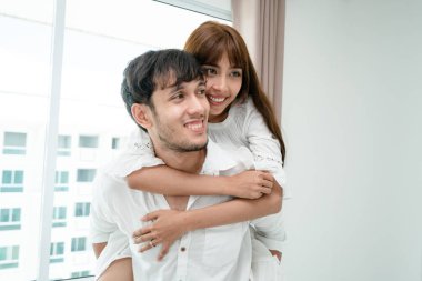 Mutlu genç çift rahatlatıcı sabah uyandıktan sonra eve yatak odasında.