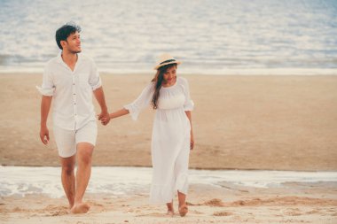 Mutlu genç çift balayı sırasında sahilde yürüyüş tatil seyahat.