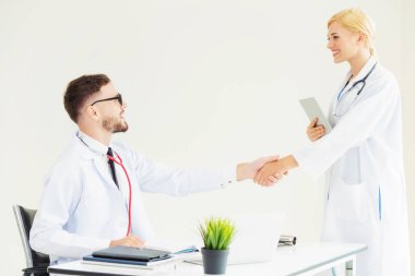 El sıkışma başarı ve profesyonel sağlık personeli ekip çalışması gösteren başka bir doktora veren hastanede doktor.