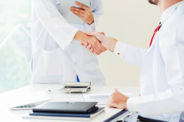 El sıkışma başarı ve profesyonel sağlık personeli ekip çalışması gösteren başka bir doktora veren hastanede doktor.