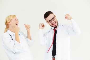 Mutlu başarılı doktor ile hasta tedavi başarısı için duran başka bir doktor hastane office zafer kutluyor.