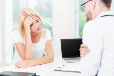 Erkek doktor hastane Office ciddi bayan hasta konuşuyor. Sağlık ve tıbbi hizmet.