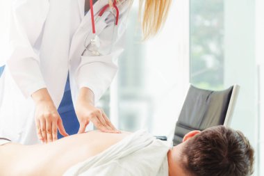 Kadın doktor hastane office erkek hastada inceliyor. Sağlık ve tıbbi hizmet.