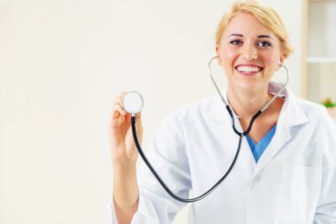 Genç kadın doktor işaretleme stetoskop boş alan. Seçici odak doktorlar el at. Tıbbi sağlık kavramı.