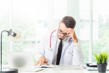 Doktor hastanede Ofis masaları, dizüstü bilgisayar üzerinde çalışıyor. Tıbbi ve sağlık kavramı.