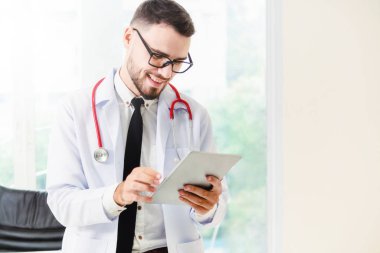 Doktor ofisinde hastanede tablet bilgisayarda çalışma. Tıbbi ve sağlık kavramı.