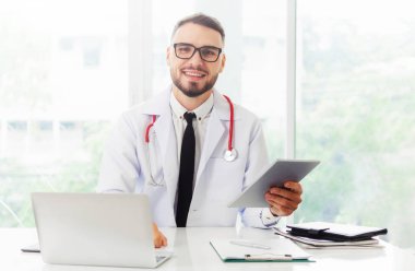 Doktor ofisinde hastanede tablet bilgisayarda çalışma. Tıbbi ve sağlık kavramı.