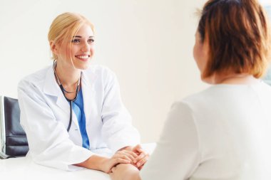 Kadın doktor hasta el hasta hastane office odaya sahiptir. Sağlık ve tıbbi hizmet.