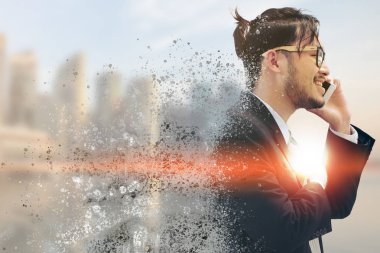 Gerçeküstü iletişim kavramı - genç işadamı istimal hareket eden telefon ile modern şehir binaları arka plan görüntüsü. Gelecek yenilik teknoloji ve Internet şey (çok ).