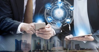 Ethereum ve kavram - modern grafik arayüzü başka bir tüccar ile ticaret Ethereum Eth cep telefonu uygulaması kullanarak işadamı yatırım cryptocurrency. Blockchain ve finans teknolojileri.