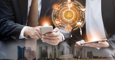 Litcoin ve kavram - modern grafik arayüzü başka bir tüccar ile ticaret Litcoin Ltc cep telefonu uygulaması kullanarak işadamı yatırım cryptocurrency. Blockchain ve finans teknolojileri.