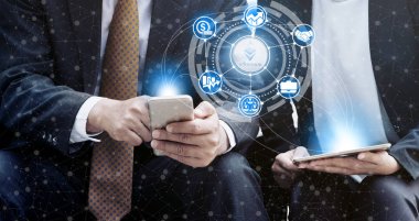 Ethereum ve kavram - modern grafik arayüzü başka bir tüccar ile ticaret Ethereum Eth cep telefonu uygulaması kullanarak işadamı yatırım cryptocurrency. Blockchain ve finans teknolojileri.