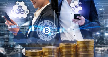 Bitcoin ve kavram - modern grafik arayüzü başka bir tüccar ile ticaret Bitcoin Btc cep telefonu uygulaması kullanarak işadamı yatırım cryptocurrency. Blockchain ve finans teknolojileri.