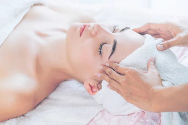 Mujer Relajada Tumbada Cama Spa Para Tratamiento Spa Masaje Facial — Foto de Stock