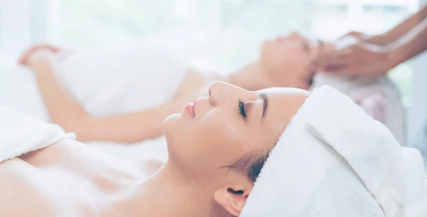 Jovem Relaxada Deitada Uma Cama Spa Preparada Para Tratamento Facial — Fotografia de Stock