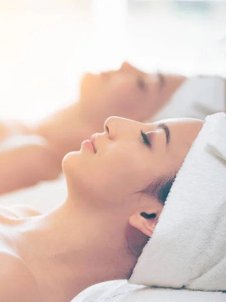 침대에 리조트에서 치료와 마사지를 여성이 긴장을 스트레스 — 스톡 사진