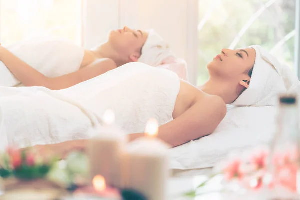 Jovem Relaxada Deitada Uma Cama Spa Preparada Para Tratamento Facial — Fotografia de Stock