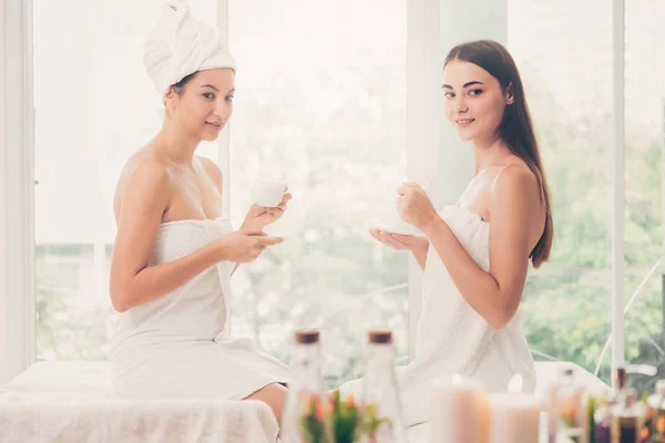 Dos Mujeres Que Beben Bebidas Hierbas Mientras Conversan Spa Lujo — Foto de Stock