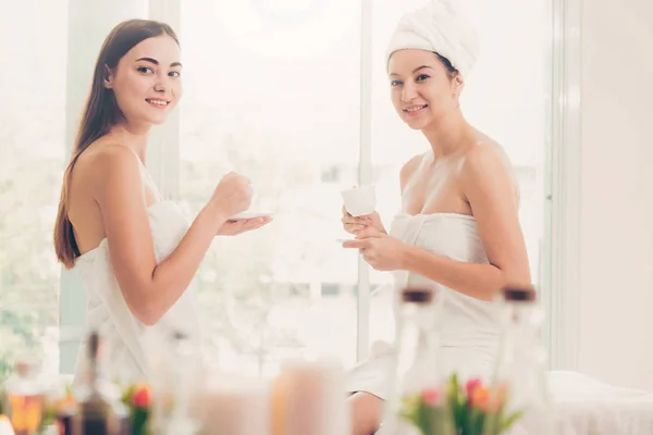 Dwie Kobiety Picie Herbaty Lub Ziołowe Napoje Podczas Konwersacji Luxury — Zdjęcie stockowe
