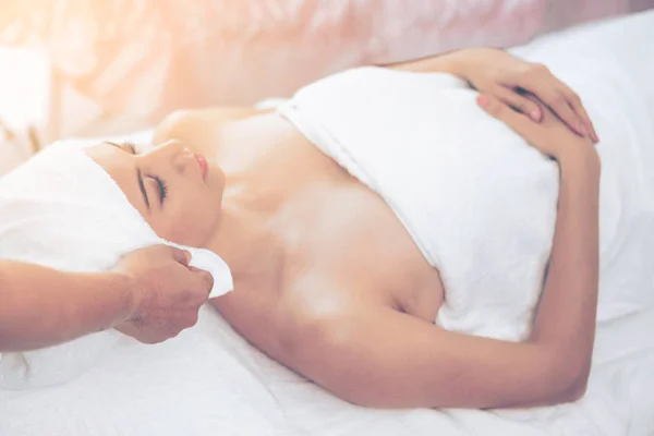 Zrelaksowana Młoda Kobieta Leżąca Łóżku Spa Przygotowana Zabiegu Twarz Masażu — Zdjęcie stockowe