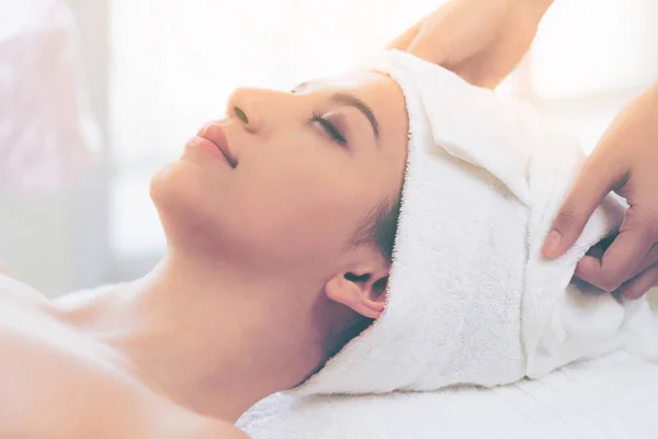 Jovem Relaxada Deitada Uma Cama Spa Preparada Para Tratamento Facial — Fotografia de Stock