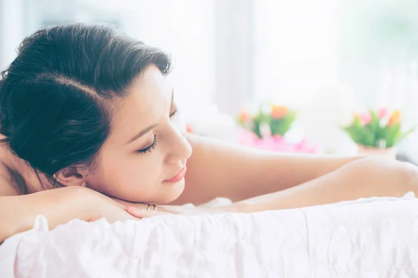 Jovem Relaxada Deitada Cama Spa Preparada Para Tratamento Massagens Resort — Fotografia de Stock
