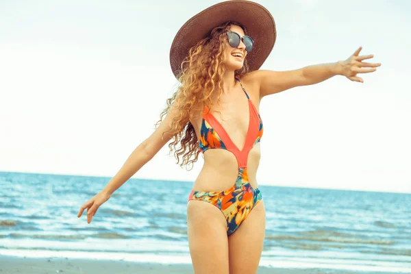 Felice Giovane Donna Che Indossa Costume Bagno Divertirsi Sulla Spiaggia — Foto Stock