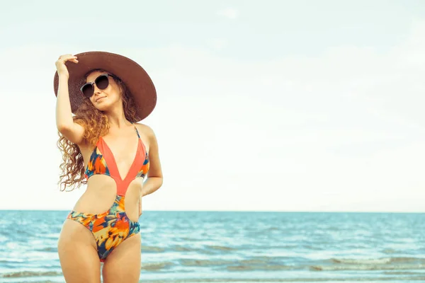 Glückliche Junge Frau Badeanzug Die Sich Sommer Tropischen Strand Für — Stockfoto