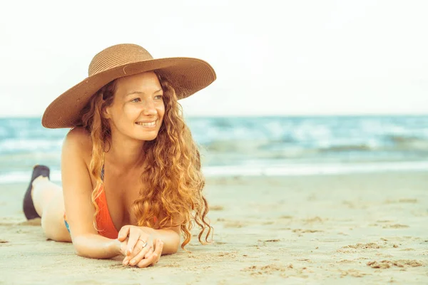 Boldog Fiatal Visel Bikini Vonatkozó Nyaralás Utazás Nyáron Trópusi Homokos — Stock Fotó