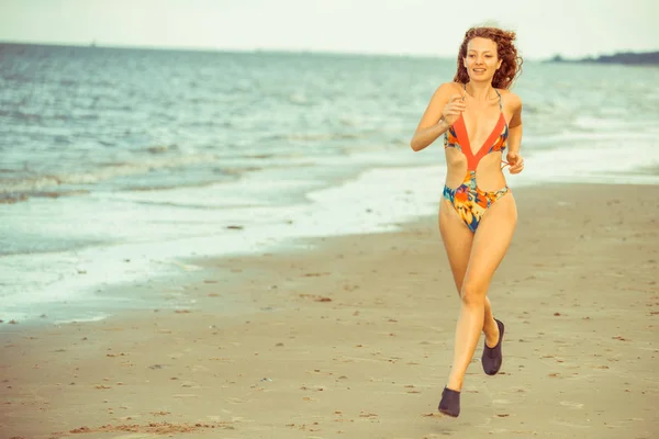 Atractiva Corredora Mujer Corre Playa Arena Tropical Verano Estilo Vida — Foto de Stock