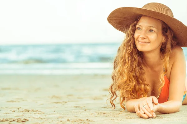 Boldog Fiatal Visel Bikini Vonatkozó Nyaralás Utazás Nyáron Trópusi Homokos — Stock Fotó