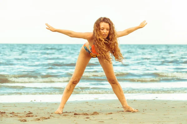 Giovane Donna Che Pratica Yoga Posa Sulla Spiaggia Estate Stile — Foto Stock