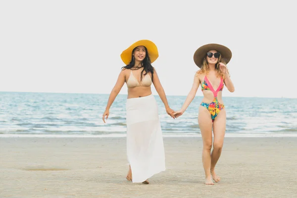 Gelukkig Vrouwen Bikini Gaan Samen Zonnebaden Tropische Zandstrand Zomervakantie Lifestyle — Stockfoto