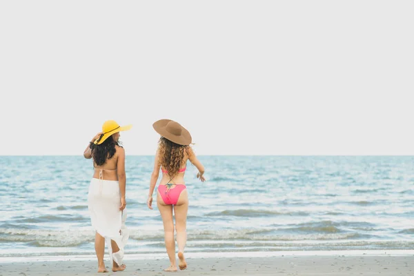 Gelukkig Vrouwen Bikini Gaan Samen Zonnebaden Tropische Zandstrand Zomervakantie Lifestyle — Stockfoto