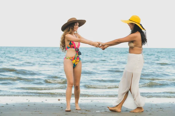 Glückliche Frauen Bikinis Tanzen Sommerurlaub Gemeinsam Tropischen Sandstrand Lebensstil — Stockfoto