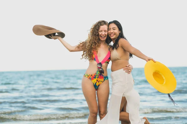 Glada Kvinnor Bikini Dans Tillsammans Tropisk Sandstrand Sommarsemester Resor Livsstil — Stockfoto