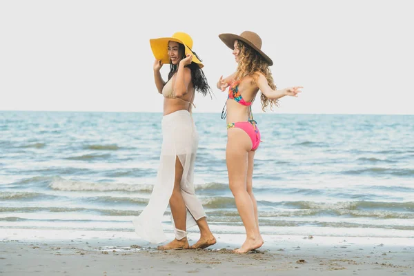 ビキニ姿の幸せな女性は夏休みに熱帯の砂浜に一緒に踊る 旅行のライフ スタイル — ストック写真