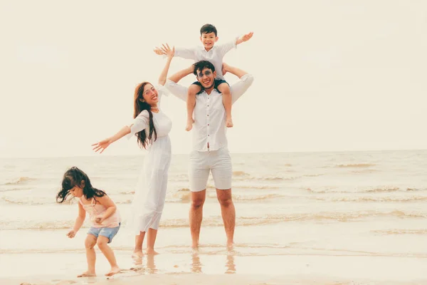 Lycklig Familj Far Mor Och Barn Går Semester Tropisk Sandstrand — Stockfoto