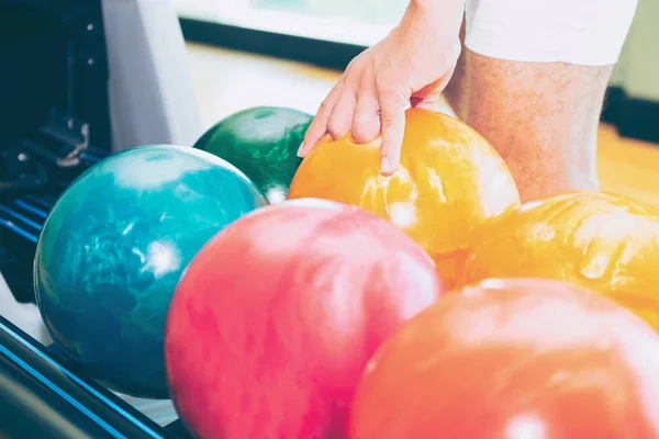 Genç Adam Bowling Spor Kulübünde Oynarken — Stok fotoğraf