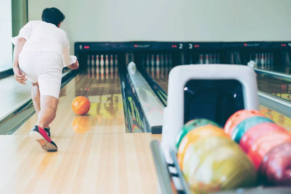 Jovem Jogando Boliche Clube Esporte — Fotografia de Stock