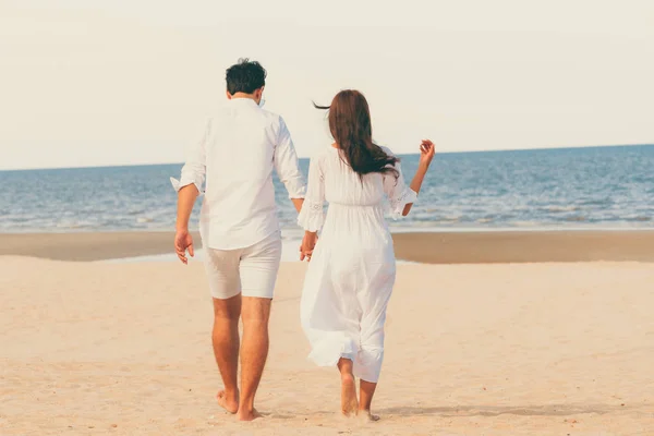 Lyckligt Par Kommer Smekmånad Resa Tropisk Sandstrand Sommar — Stockfoto