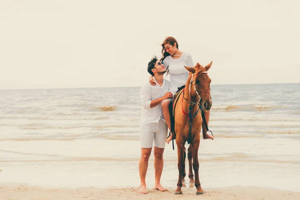 Jong Koppel Gaat Huwelijksreis Paardrijden Het Strand Zomervakantie — Stockfoto