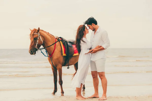 Young Couple Goes Honeymoon Horse Riding Beach Summer Vacation — Stock Photo, Image