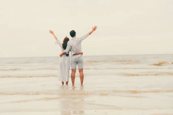 Счастливая Пара Собирается Медовый Месяц Путешествовать Тропическому Песчаному Пляжу Летом — стоковое фото